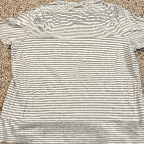 Men’s Perry Ellis Vneck Tee - Picture 4 of 5